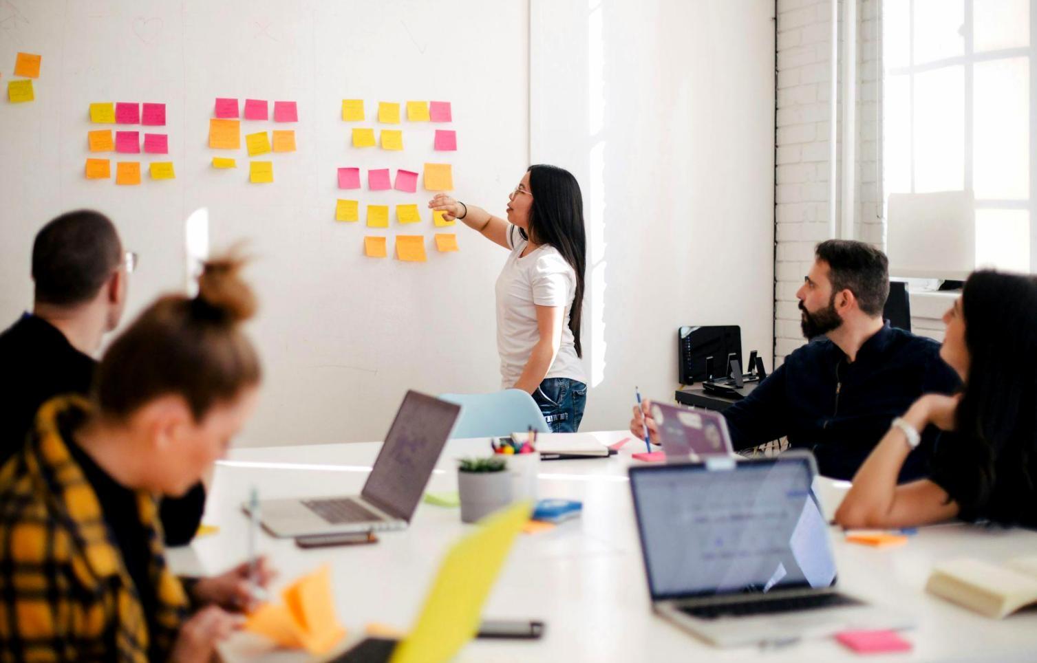 Session de formation en analyse financière avec étudiants